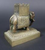 Porte-allumettes en bronze en forme d'éléphant carapaçonné, ép. XIX's. Haut....