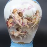 Dans le goût de SEVRES : Vase balustre en porcelaine...