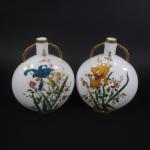 HAVILAND : Paire de vases gourdes en porcelaine à décor...