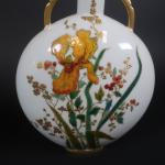 HAVILAND : Paire de vases gourdes en porcelaine à décor...