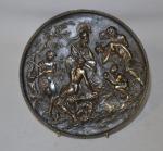 PLAQUE en bronze figurant une scène mythologique
D.: 20.5 cm