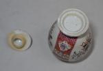 CHINE Compagnie des Indes
Vase ovoïde couvert en porcelaine à décor...