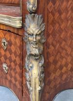 BUREAU CYLINDRE en bois de placage, marqueterie et bronze, galbé...