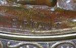 Emile Louis PICAULT (1833-1915)
Coupe en bronze, le fût central reposant...
