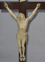 CRUCIFIX avec Christ en ivoire sculpté, titulus
XIXème
H. totale: 65.5 cm...