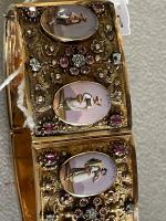 BRACELET articulé en or jaune serti de miniatures, diamants et...