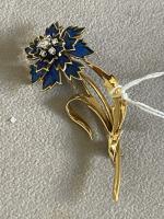 BOUCHERON BROCHE or figurant une fleur à décor d'émail bleu...