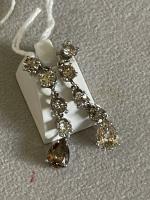 BOUCLES d'oreilles pendants en or diamants taille brillant et poire...