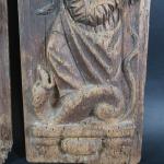 Deux panneaux en bois sculpté en bas-relief représentant Sainte-Marguerite et...
