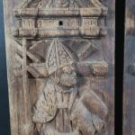 Deux panneaux en bois sculpté en bas-relief représentant Sainte-Marguerite et...