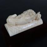 Lion de Lucerne en ivoire sculpté, ép. XIX's. Long :...