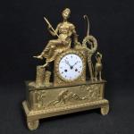 Pendule d'époque Empire en bronze doré représentant Diane chasseresse assise...