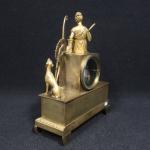 Pendule d'époque Empire en bronze doré représentant Diane chasseresse assise...