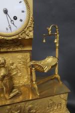 Rare pendule d'époque Restauration à "l'enfant miracle" en bronze doré...