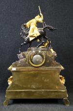 Pendule d'époque Romantique en bronze patiné et doré à décor...