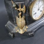 Pendule en marbre noirci et bronze au Chevalier Bayard, le...