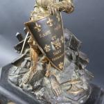 Pendule en marbre noirci et bronze au Chevalier Bayard, le...