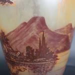 ADAT : Vase à col étranglé en verre à décor...