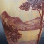 ADAT : Vase à col étranglé en verre à décor...