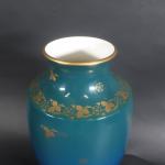 SEVRES : Vase à épaulement en porcelaine bleu dégradé à...