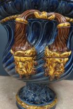 SARREGUEMINES - MAJOLICA : Important vase cratère sur piedouche en...