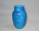 LACHENAL
Vase en céramique émaillée bleu, signé
H.: 21 cm