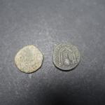 Deux pièces romaines en bronze. Diam. environ 2,4 cm. Poids...