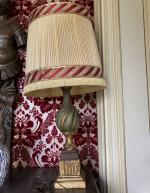 dans le hall d'entrée, PIED DE LAMPE en bois peint...
