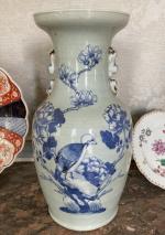 dans le grand salon, CHINE
Vase en porcelaine à décor bleu...