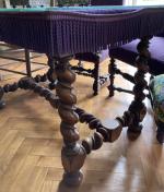 dans le grand salon, TABLE en bois naturel sculpté, le...