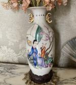 dans le grand salon, CHINE
Vase  à décor polychrome de...