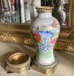 dans le petit salon, CHINE
Vase en porcelaine à décor polychrome,...