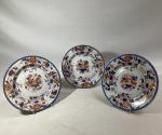 CHINE
Suite de trois assiettes en porcelaine à décor Imari
XVIIIème
D.: 23...
