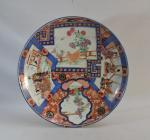 JAPON
Plat rond en porcelaine à décor Imari
D.: 49 cm (le...