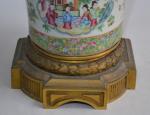 CHINE Canton
Vase balustre en porcelaine à décor polychrome et or,...