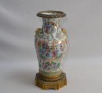 CHINE Canton
Vase balustre en porcelaine à décor polychrome et or,...
