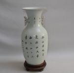 CHINE
Vase en porcelaine à décor polychrome et or de personnages...