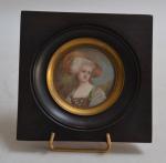 DUPE (XIXème)
Portrait de dame au chapeau
Miniature ronde signée au milieu...