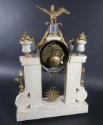 Pendule portique d'époque Louis XVI en marbres blanc, noir et...