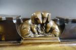 Garniture de bureau en bronze patiné à décor de teckels,...