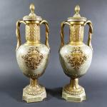 Paire de vases couverts de style Louis XVI de forme...