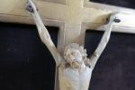 Christ en ivoire sculpté. (Haut. : tête-pieds : 19 cm)...