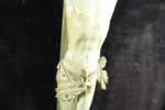 Christ en ivoire sculpté. (Haut. : tête-pieds : 19 cm)...