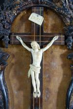 Crucifix, le Christ en ivoire sculpté sur Croix en placage...