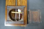 Baromètre-thermomètre droit d'époque Restauration en placage de palissandre et filets...