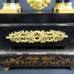 Pendule portique d'époque Restauration en bois noirci, ornements en bronze...
