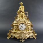 Pendule Napoléon III en régule doré à décor d'une jeune...
