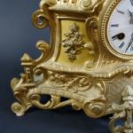 Pendule Napoléon III en régule doré à décor d'une jeune...