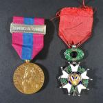 Deux décorations : 
- Légion d'Honneur IIIème République en argent...