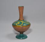 NABEUL
Vase soliflore en faïence émaillée
H.: 17 cm (éclats au col)